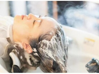 ヘアーアンドフェイス あかしや美容室(HAIR＆FACE)の写真/極上炭酸ヘッドスパでスッキリ！頭皮から深呼吸して髪もふんわり軽やかに整う至福のひとときを体験して♪