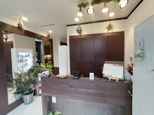 フェイス(Faith)の雰囲気（茶系で統一されて、観葉植物に囲まれた落ち着いた雰囲気です。）