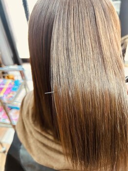 アイヴィ(IVY)の写真/手触りやわらかストレートで、見た目も手ざわりもやわらかい質感のナチュラルストレート!