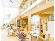 バイオレット 表参道店(Violet)の雰囲気（自然光差し込む心も体も癒される開放的な空間♪[レイヤーカット]）