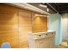 店内は広々とした空間、お客様を豊富なメニューで満足いただけるようお待ちしております。