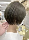 オリーブベージュ丸みショートカット大人ショートボブ前髪あり