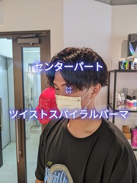 コワファーストナガサキシャンプーボーイ(COIFF1RST NAGASAKI SHAMPOO BOY) センターパート×ツイストスパイラルパーマ