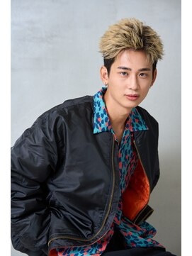 ニゲラ 町田(NIGELA) 刈り上げないツーブロックハイトーンミルクティーショート