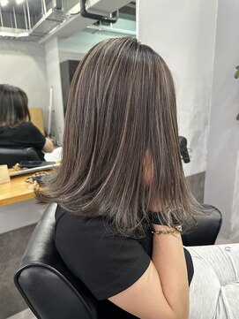レブ 四条烏丸(Reb,) ハイライトブリーチ白髪ぼかし京都ボブグレーベージュ３０代