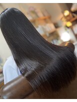 アネモネヘアー(anemone hair) 艶で魅せるストレートロング