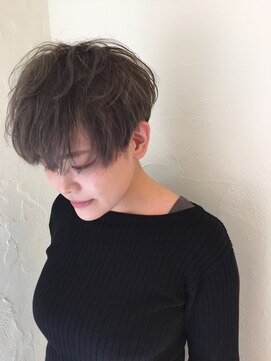 イームズ(EAMES) グレージュショート