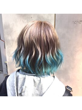 リゼル ユア 渋谷(RISEL YUA) ホワイティアッシュからミントブルーの巻き髪ショート