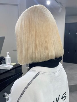 ベレーザ 渋谷(BELEZA) 2748プラチナアッシュ金髪ボブバイカラーレディースショート