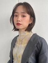 ポーチバイハニー オモテサンドウ(PORCH by HONEY omotesando)&nbsp;クワンクボブ　センターパート　くびれ　オリーブグレージュ