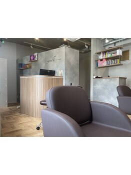 モダンウッド調の上質空間で、贅沢なサロンタイムを◇トレンドを取り入れた、似合わせスタイルをご提案！