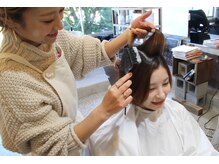 お客様一人一人に合わせた、頭皮のトリートメントまたはアロマオイルを塗布します。