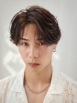 オーシャントーキョーセンダイ(OCEAN TOKYO SENDAI) センターパートフェザーショートツーブロック毛流れパーマ