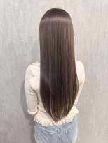 ミザルー(Misirlou)&nbsp;艶髪ストレート×透明感グレージュロング
