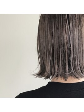 シロ(ciLo) 透けるハイトーンボブ。