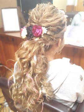 エクステンション クーチャー(Extention Cu'cha) 低めポニーテール ねじりアレンジ