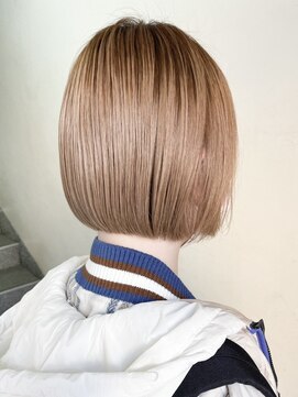 ヒビヲ(HIBIO) ショートボブミルクティーベージュブリーチダブルカラー横浜西口