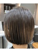 プレイングカラー。ショートボブスタイル。