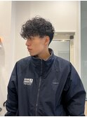 スーツ短髪ショートパーマ