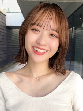 切りっぱなしボブ　外ハネ　レイヤーボブ　チェリーレッド　