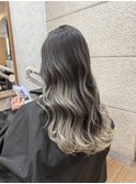 ホワイトベージュのバレイヤージュロング