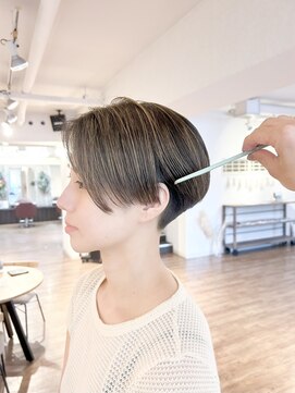 デューク(du c) 【白髪ボカシカラー】【ハンサムショート】