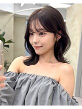 エニウム(ENIUM) 前髪から流れるレイヤーカットでひし形大人ミディアム