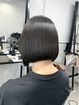 湿気や乾燥で広がる髪に…。ダメージレスな縮毛矯正で憧れのツヤ感溢れる美髪ストレートヘアを手に入れる。