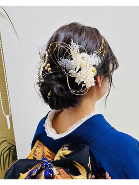 ヘアーボー ラーラ(hairbeau L'ala) ルーズアップシニヨン