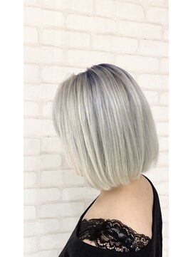 ビス ヘア アンド ビューティー 西新井店(Vis Hair＆Beauty) 10代20代切りっぱなしボブ　ブルー×シルバーアッシュ