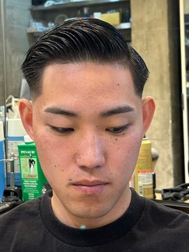 ビンゴ(BINGO) 1500黒髪刈り上げツーブロックフェードカットバーバースタイル