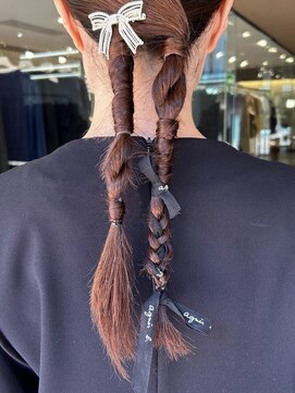 ノラ ヘアーサロン(NORA HAIR SALON) 【大久保】ツイン三つ編みリボンタイトアレンジ