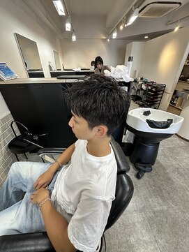 フリーゼアコマキ(FRISEUR) 学生から挑戦できるスパイキーショート