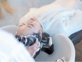 コトナ ヘアアンドリラックス 草加店(kotona Hair & relax)の写真/【草加駅徒歩4分】フルフラットのシャンプー台で極上の癒し時間を…♪頭皮環境を整えて美髪を叶えます◎