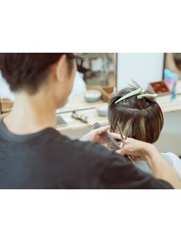 お客様に寄り添った提案が魅力のひとつ♪マンツーマンの施術で、あなたの髪のお悩みを解決◎