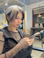 アン(un) 前下がりショート