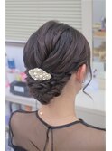 てぐし感のあるトップのねじりシニヨン