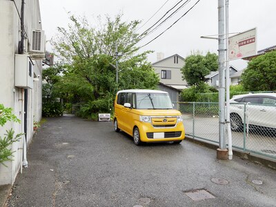 couleu-chou駐車場です☆右のフェンスに寄せて停車下さい