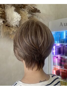 ミルクティーカラー×ショートボブ
