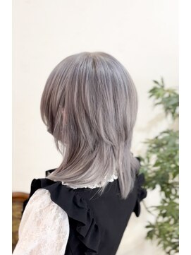 ティグルフォーヘア(TIGRE for hair) レイヤーウルフカット、ホワイトシルバー、ケアブリーチイルミナ