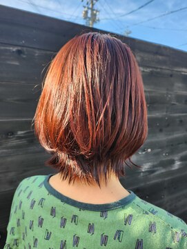 ヘアサロンアンドカフェ エイチプラス(H plus) 外ハネ ウルフカット ピンクカラー