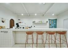 ブラウン(BROUN)の雰囲気（2階のカフェスペース。施術中にもドリンク提供可能です◎）