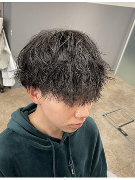 ノイセル 西本町(Noisyle) ブルーブラックフェザーパーマ刈り上げセンターパートy