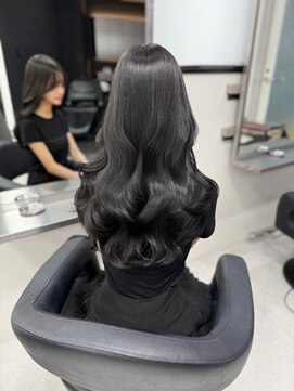 ベレーザシェルト(Beleza scelto) 16008黒髪オリーブグレーラウンドバングレイヤーワンホンヘア