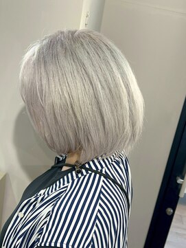 リグ 横浜(Lig.) ホワイトシルバーホワイトブロンドブリーチダブルカラー横浜駅