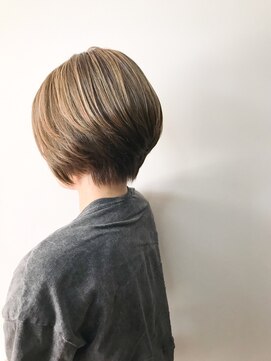 ビーブラッシュ(B.Brush) 極細ハイライト×ショートボブ