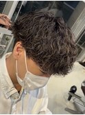 波巻きスパイラルパーマセンターパートツーブロックメンズパーマ