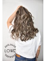 ルーヴェ(LOWE)&nbsp;外国人風ハイライトとサーフウェーブのヘルシーカラー