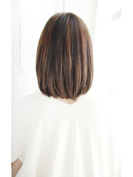 シュシュット(chouchoute) レイヤーカットウェットヘアデザインカラーオリーブベージュ/095