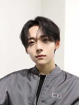 オーシャントーキョーウエスト 心斎橋 (OCEAN TOKYO WEST) メンズヘアセンターパート黒髪ダウンパーマ韓流ヘア